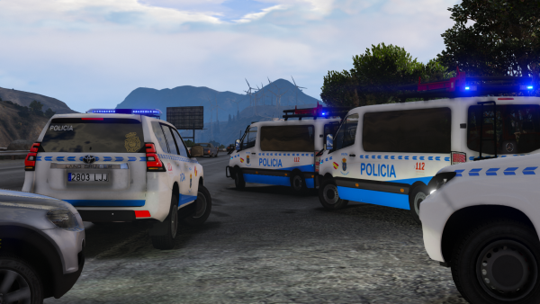 Toyota Land Cruiser 2019 de la Policía Autonómica de Galicia y Mercedes Sprinter.