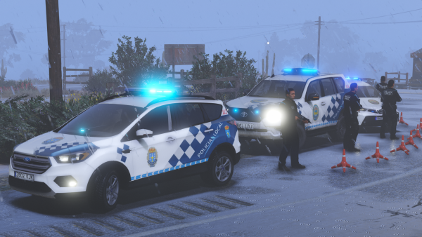 Toyota Prius+,Toyota Land Cruiser 2019 y Ford Kuga de la Policía Local de Galicia.