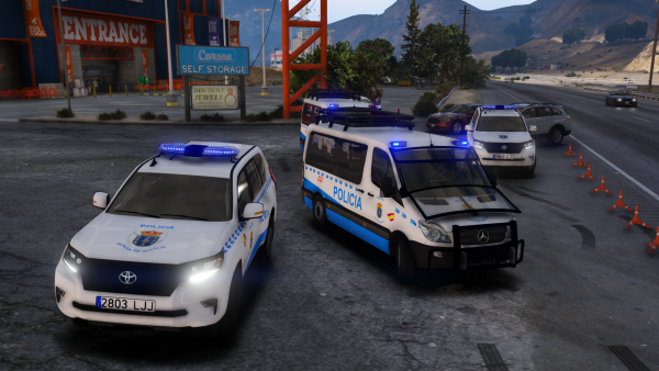 Toyota Land Cruiser 2019 y Mercedes Sprinter de la Policía Autonómica de Galicia.